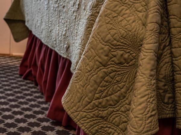 Hotel Broad Ripple : photo 3 de la chambre chambre lit king-size avec balcon