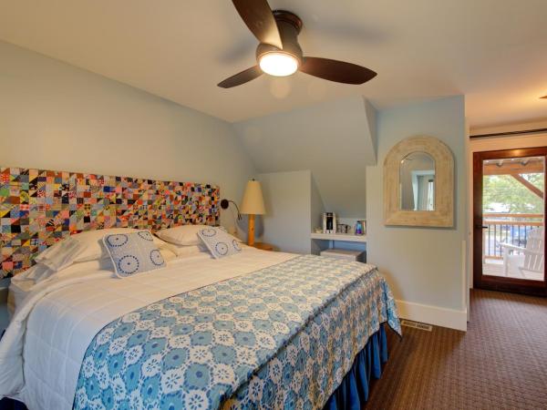 Hotel Broad Ripple : photo 3 de la chambre chambre lit king-size avec balcon