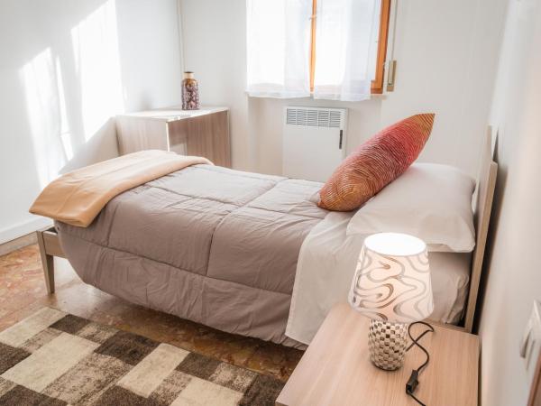 Gabrielli Rooms & Apartments - MARONCELLI : photo 3 de la chambre chambre simple avec salle de bains commune