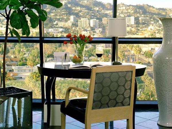 Hotel Sofitel Los Angeles at Beverly Hills : photo 7 de la chambre suite présidentielle lit king-size - vue sur collines