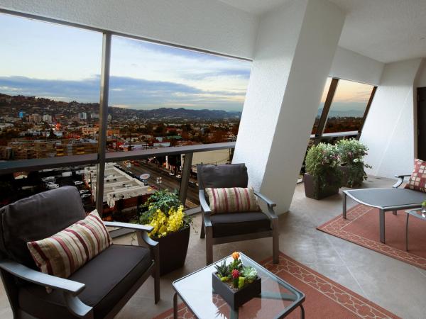 Hotel Sofitel Los Angeles at Beverly Hills : photo 6 de la chambre suite présidentielle lit king-size - vue sur collines