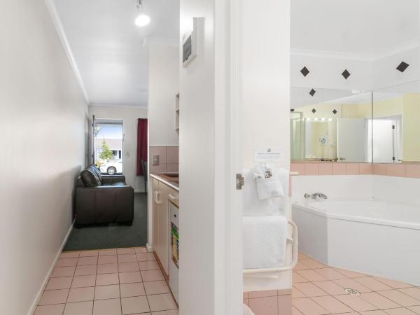 ASURE PRINCE motor lodge : photo 7 de la chambre suite 1 chambre familiale avec baignoire 