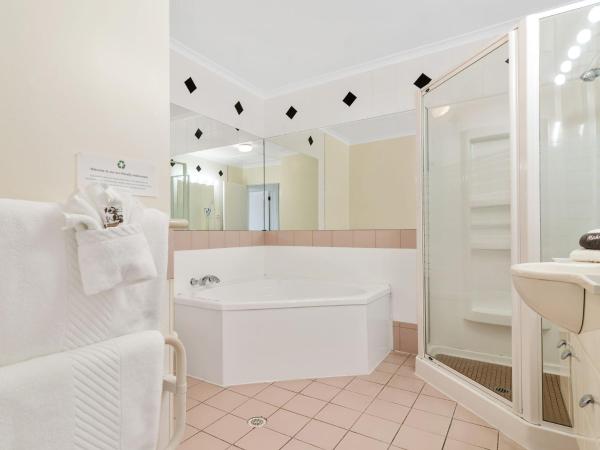 ASURE PRINCE motor lodge : photo 8 de la chambre suite 1 chambre familiale avec baignoire 