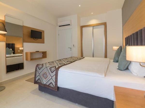 Ramada Resort Kusadasi & Golf : photo 3 de la chambre suite avec 1 lit king-size et lits jumeaux