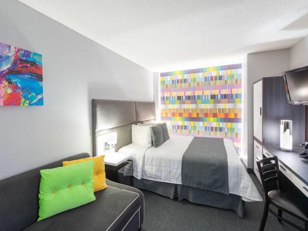 Travelodge by Wyndham Montreal Centre : photo 6 de la chambre chambre lit queen-size d'angle avec canapé-lit - non-fumeurs