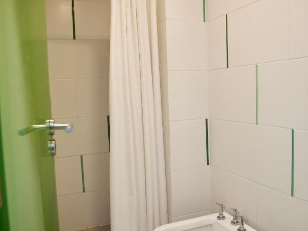 America Del Sur Hostel Buenos Aires : photo 3 de la chambre chambre double avec salle de bains privative