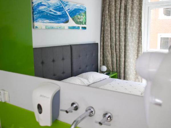 America Del Sur Hostel Buenos Aires : photo 1 de la chambre chambre double avec salle de bains privative