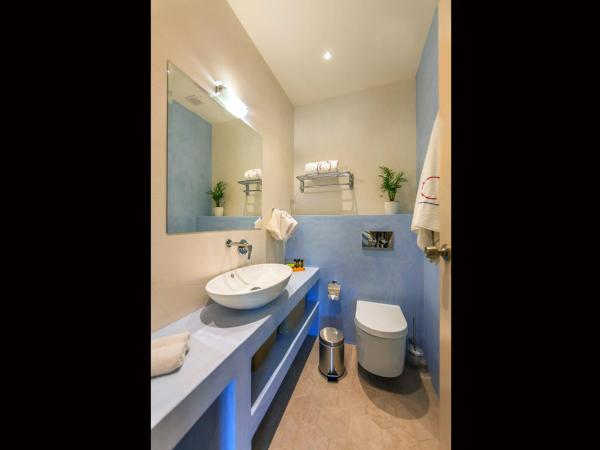 In Camera Art Boutique Hotel : photo 5 de la chambre grande suite avec jardin privé et jacuzzi extérieur (panselinos)