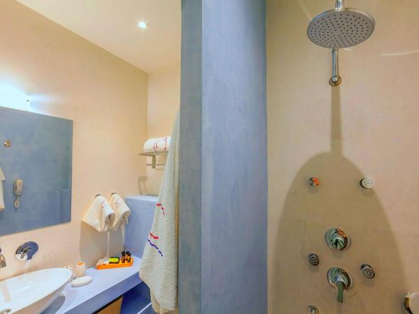 In Camera Art Boutique Hotel : photo 6 de la chambre grande suite avec jardin privé et jacuzzi extérieur (panselinos)