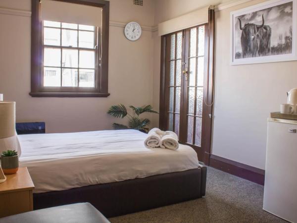 Campsie Hotel : photo 4 de la chambre chambre double avec salle de bains commune