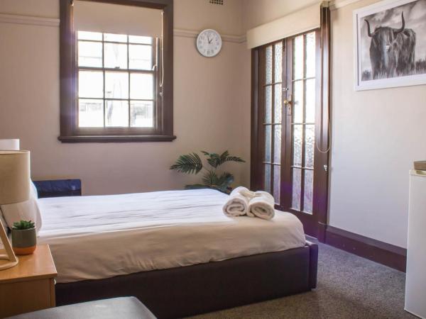 Campsie Hotel : photo 5 de la chambre chambre double avec salle de bains commune