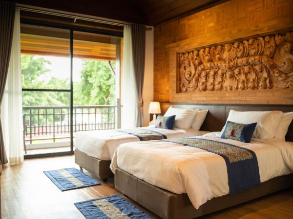 Phor Liang Meun Terracotta Arts : photo 4 de la chambre chambre lits jumeaux deluxe avec balcon (plafond en bois)