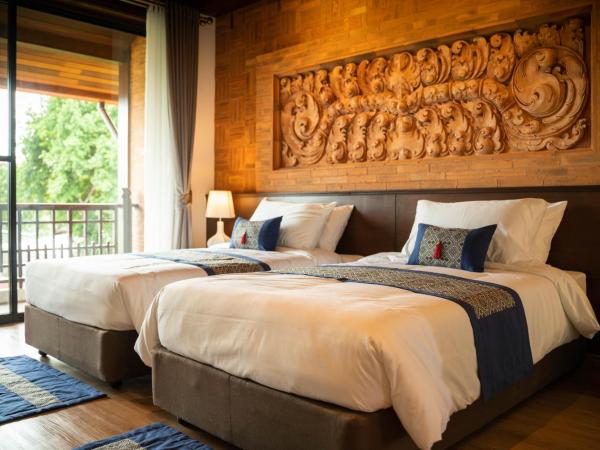 Phor Liang Meun Terracotta Arts : photo 8 de la chambre chambre lits jumeaux deluxe avec balcon (plafond en bois)