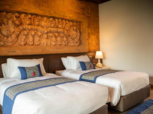 Phor Liang Meun Terracotta Arts : photo 9 de la chambre chambre lits jumeaux deluxe avec balcon (plafond en bois)