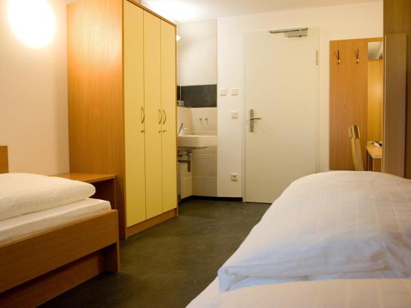 Ausbildungshotel St. Theresia : photo 5 de la chambre chambre triple avec salle de bains commune