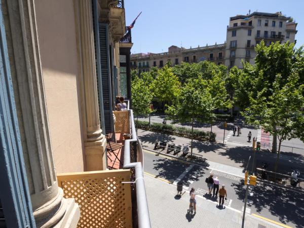 Hostalin Barcelona Gran Via : photo 1 de la chambre chambre double avec balcon
