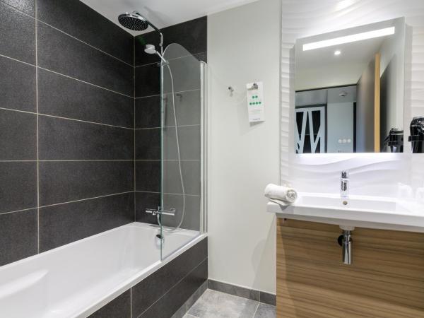 Campanile Laval Nord : photo 1 de la chambre chambre nouvelle génération avec 2 lits doubles