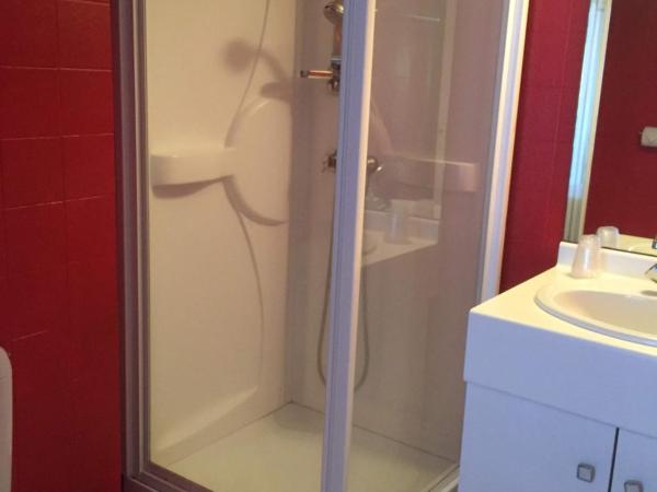 Hôtel de Londres : photo 2 de la chambre chambre triple (2 adultes & 1 enfant)