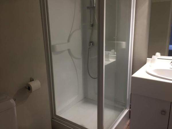 Hôtel de Londres : photo 2 de la chambre chambre quadruple (2 adultes + 2 enfants)