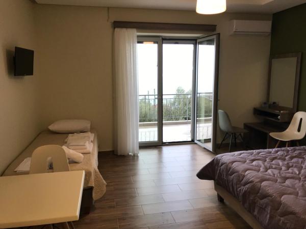 Verga's Apartments : photo 6 de la chambre chambre triple deluxe - vue sur mer