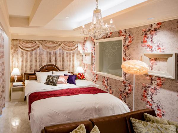 Hotel Venus Neo : photo 1 de la chambre suite lit king-size avec baignoire spa