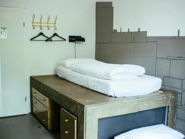 Hostel & Garten Eden : photo 4 de la chambre chambre lits jumeaux avec salle de bains commune