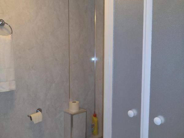 Menzies Guest House : photo 2 de la chambre chambre familiale (6 adultes)