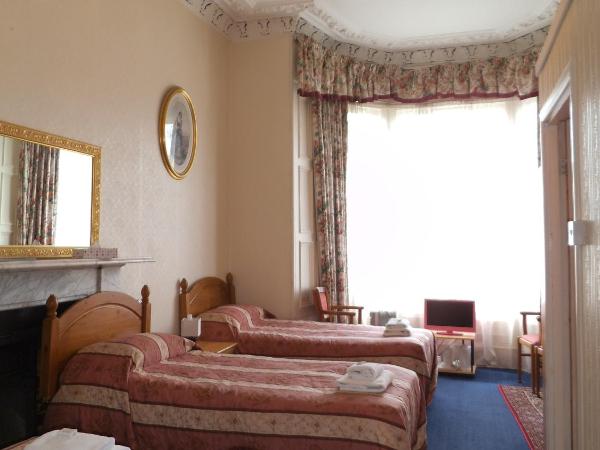 Menzies Guest House : photo 4 de la chambre chambre familiale (6 adultes)