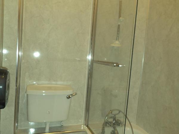 Menzies Guest House : photo 1 de la chambre chambre triple avec salle de bains privative séparée