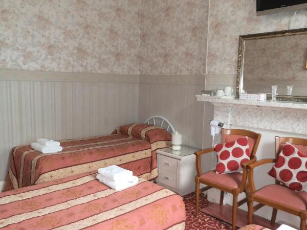 Menzies Guest House : photo 2 de la chambre chambre triple avec salle de bains privative séparée