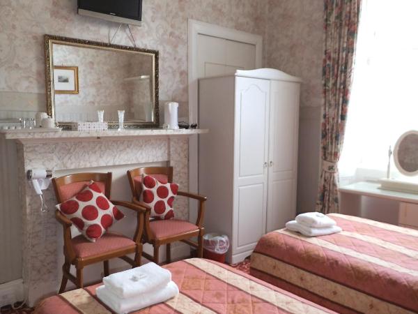 Menzies Guest House : photo 3 de la chambre chambre triple avec salle de bains privative séparée