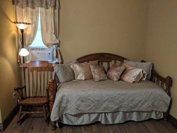 Alla's Historical Bed and Breakfast, Spa and Cabana : photo 4 de la chambre chambre familiale avec salle de bains