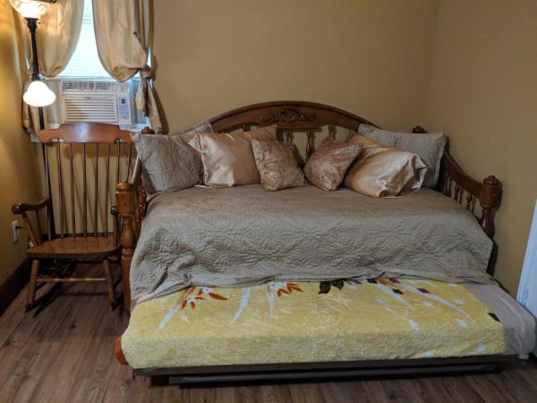 Alla's Historical Bed and Breakfast, Spa and Cabana : photo 5 de la chambre chambre familiale avec salle de bains