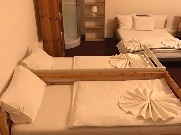 Hotel Praha Club bed & breakfast : photo 2 de la chambre lit simple dans dortoir mixte