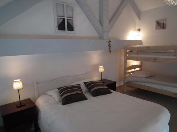 Logis Hôtel La Chaize : photo 3 de la chambre chambre familiale confort avec terrasse