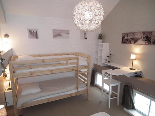 Logis Hôtel La Chaize : photo 5 de la chambre chambre familiale confort avec terrasse