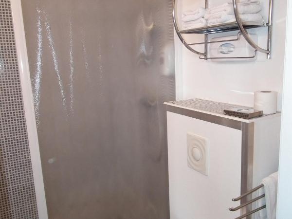 Logis Hôtel La Chaize : photo 6 de la chambre chambre familiale confort avec terrasse