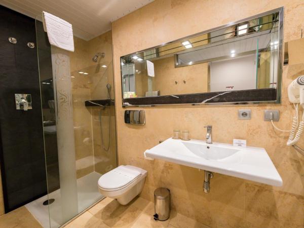 Hotel Fruela : photo 4 de la chambre chambre double avec canapé-lit