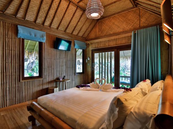 Phi Phi CoCo Beach Resort - SHA Extra Plus : photo 5 de la chambre bungalow de plage avec piscine