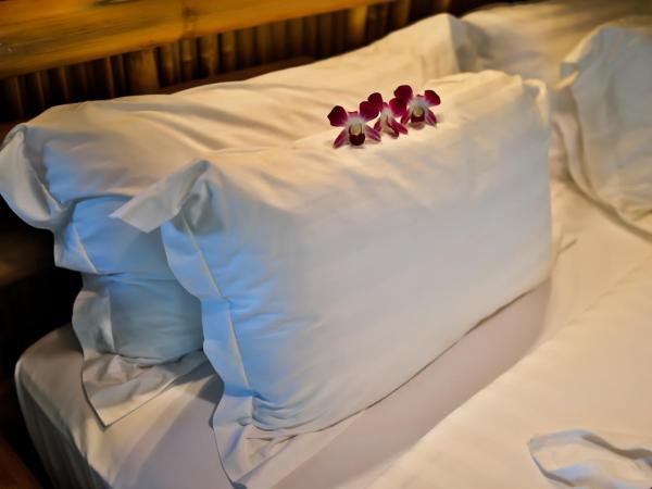 Phi Phi CoCo Beach Resort - SHA Extra Plus : photo 4 de la chambre bungalow de plage avec piscine