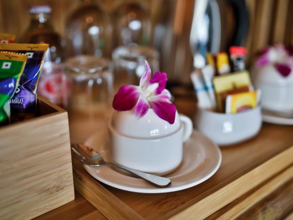 Phi Phi CoCo Beach Resort - SHA Extra Plus : photo 6 de la chambre bungalow de plage avec piscine