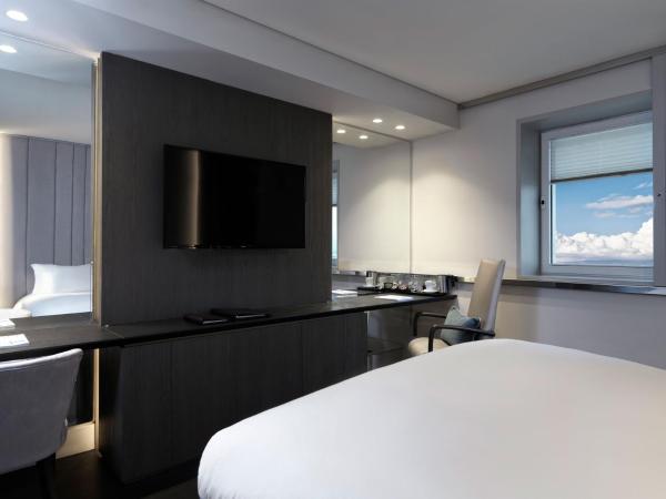 Sofitel Athens Airport : photo 4 de la chambre chambre lit queen-size club de luxe - accès au salon
