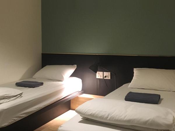 Monomer Hostel Bangkok : photo 1 de la chambre chambre lits jumeaux avec salle de bains commune