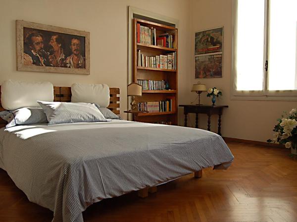 Italy Prestigious Guest House : photo 8 de la chambre chambre double ou lits jumeaux avec salle de bains privative externe
