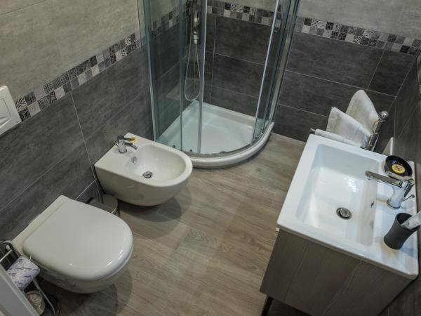 B&B Elegance : photo 8 de la chambre chambre double ou lits jumeaux avec salle de bains privative