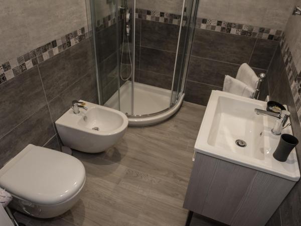 B&B Elegance : photo 9 de la chambre chambre double ou lits jumeaux avec salle de bains