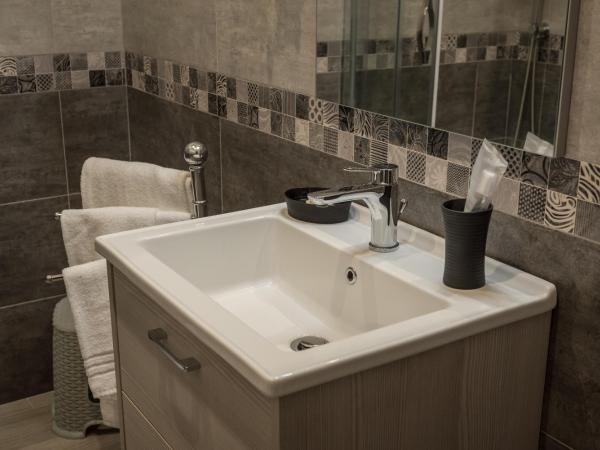 B&B Elegance : photo 10 de la chambre chambre double ou lits jumeaux avec salle de bains privative