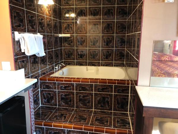 Flight Motel : photo 5 de la chambre chambre lit king-size avec baignoire spa