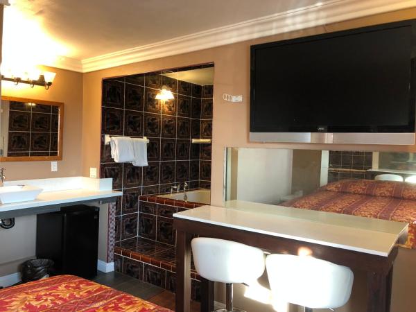 Flight Motel : photo 2 de la chambre chambre lit king-size avec baignoire spa