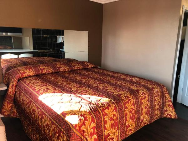 Flight Motel : photo 3 de la chambre chambre lit king-size avec baignoire spa